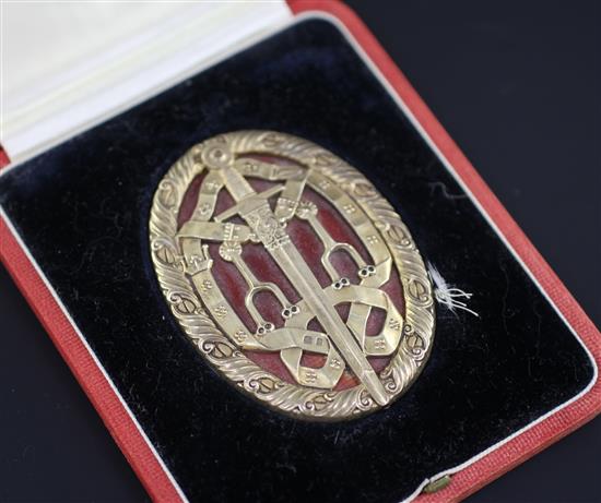 A cased George V silver gilt Knights Batchelor badge, 3in.